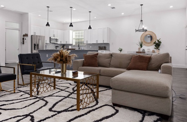 Modern, Cozy, Luxe, Near I-35,15-min from Downtown