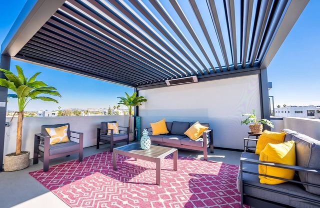 Modern Designer Townhouse/Private Rooftop