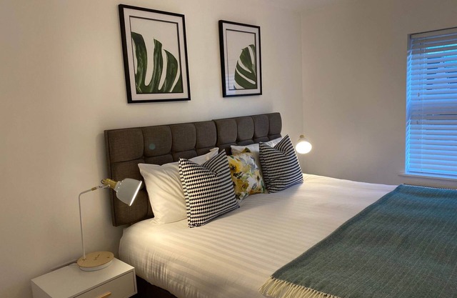 Modern, detached 2 bedroom property. Free parking.