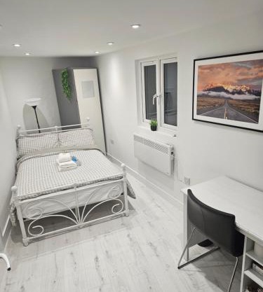 Modern Double Room in Dartford- Private Entrance