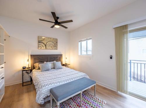 Modern Downtown Studio - Bike or Walk to Trails & Dining