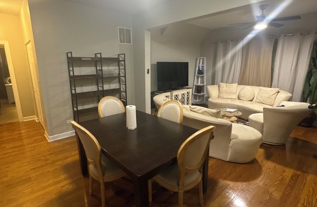 Modern Duplex-Obama & University Chicago Area 3BR, 2.5Bath. Enjoy entire unit.