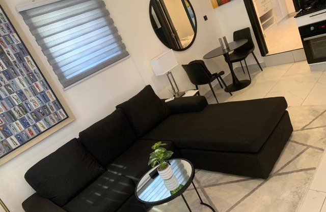 Modern Elegant yet Economic One Bedroom Get away Near Airport