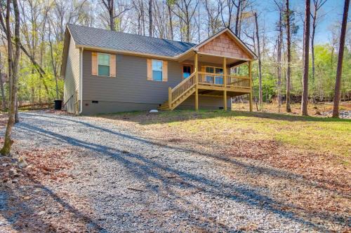 Modern Ellijay Cabin Rental with Outdoor Fireplace