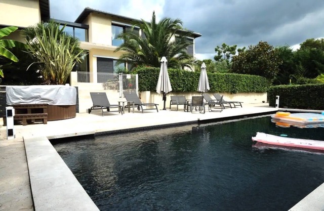 Modern family friendly villa - heated salt pool, jacuzzi - close to Valbonne