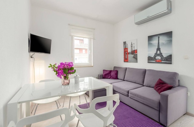 Modern flat just 300 metres from the beach with terrace, private parking, WiFi