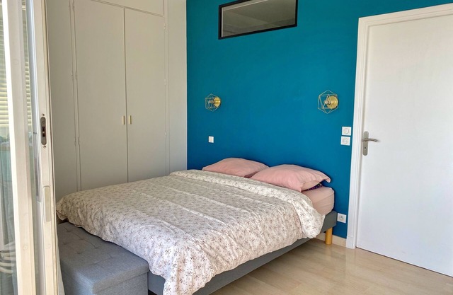 Modern flat with panoramic sea view in quiet residence w/swimming pool !