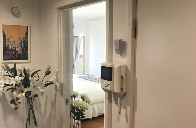 Modern Fresh 2bed 2bath Cromwell Road