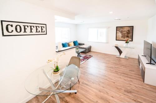 Modern Furnished 1-Bedroom with Free Parking in Koreatown close to DT LA