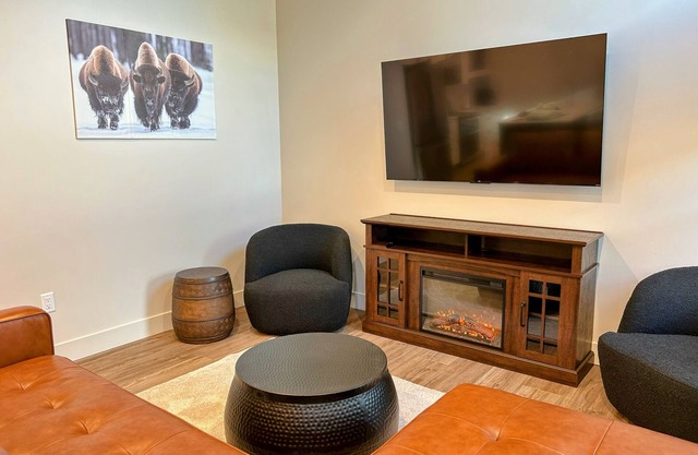 Modern Gem 2 Kings Bunks Hot Tub Walkable to Driggs Mountain Views