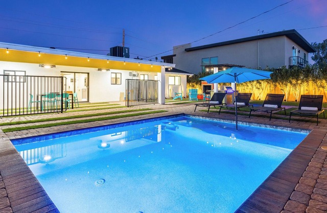 Modern Getaway: with private pool, outdoor fireplace, near Camelback Mountain