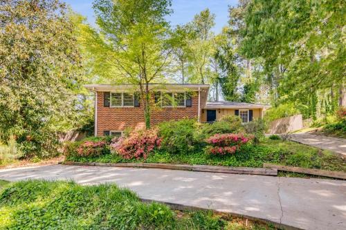 Modern Hideaway Sleeps 14 Backyard & WiFi