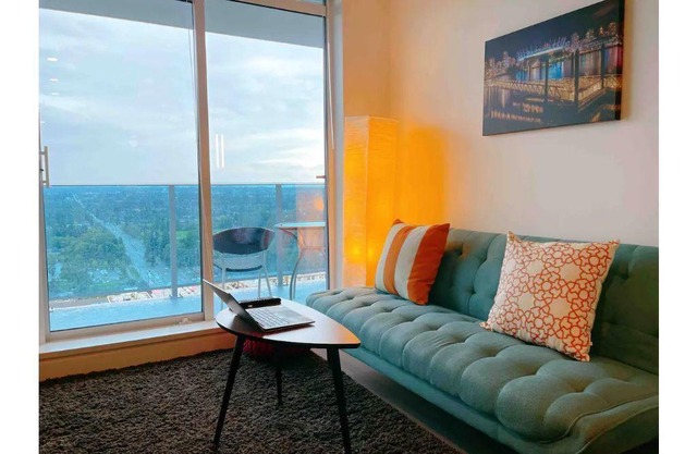 *Modern Highrise Apt* w/parkin+ skytrain + wifi