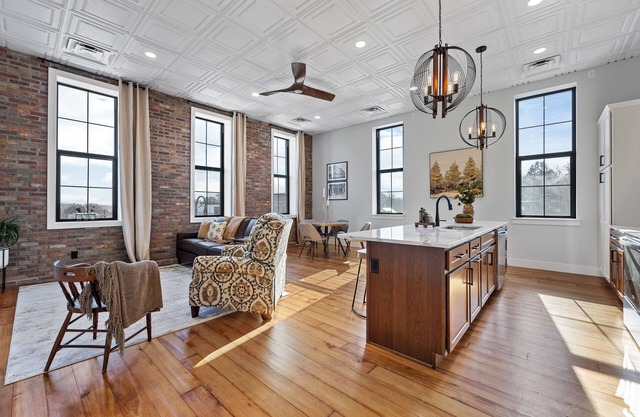 Modern + Historic: "Evans Suite" Luxury Loft Overlooking Charming DT