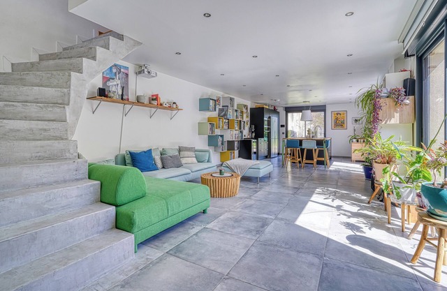 Modern house with large private garden. Ideal location for the Olympic Games !
