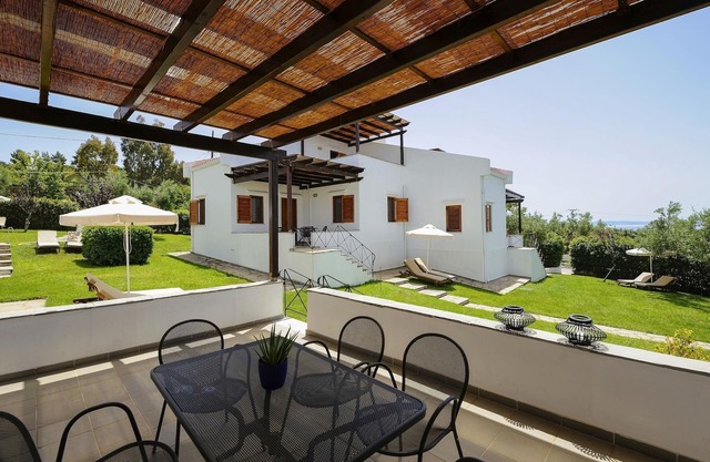 Modern holiday home, fantastically located at the sea, Wifi | Trikorfo, Chalkidi
