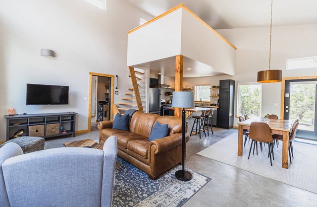 Modern Home: "Gorgeous design, breathtaking views"