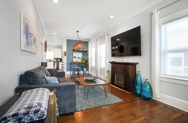 Modern Home in Historic Strawberry Hill w/a view of Downtown KC - Pet Friendly