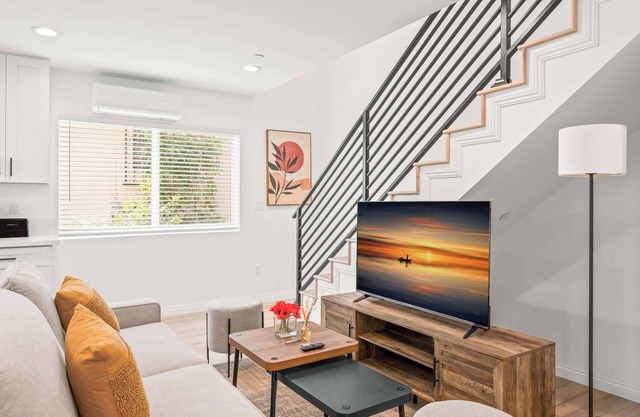 Modern Home near Pasadena Garage & Full Kitchen