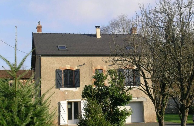Modern Home near River & Forest – Fireplace, Large Garden, Pet-Friendly, WiFi
