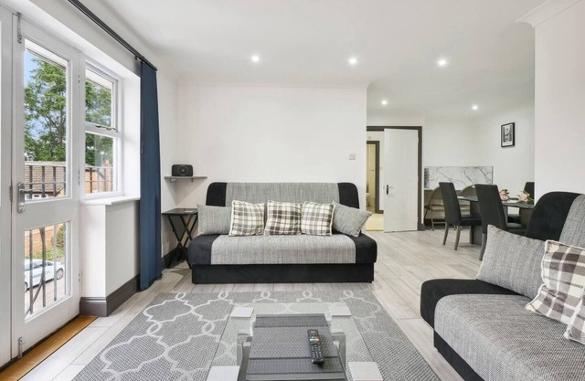 Modern, homely penthouse ideal for families, couples, or professionals. Enjoy a 55” Smart TV, superfast Wi-Fi, and free parking—your perfect base for short or long stays.