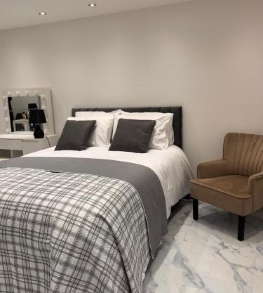 Modern House Apartment Stratford E15 London - Sleeps 2 - 9, Fast Links to Central London, Near O2, Greenwich & Olympic Park, Child-Friendly Garden, Free Parking, Free WiFi