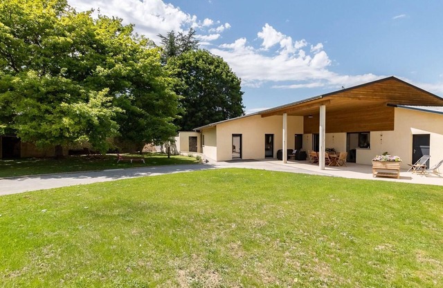 Modern house with enclosed garden, 4 bedrooms, near Gy Castle
