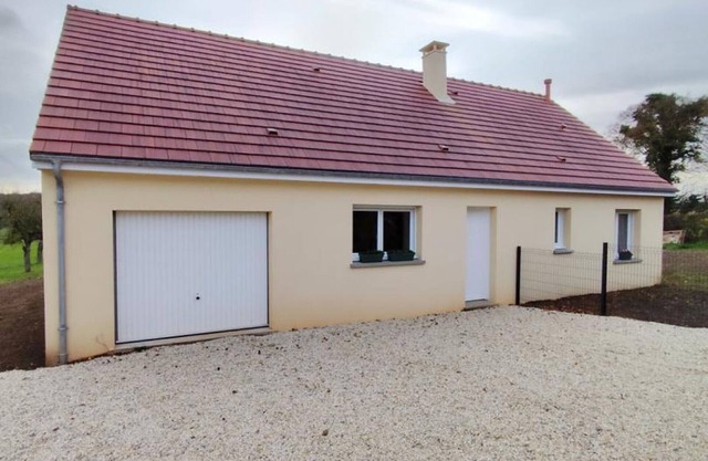 Modern house with terrace, garden, and WIFI, near hiking trails
