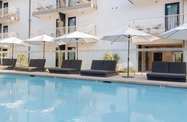 Modern Inglewood Retreat | Room with Balcony | Near Hollywood Park