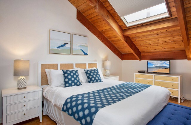 Modern Kihei Resort 2 Bedroom, 2 Bath Condo with AC - Steps to the Beach
