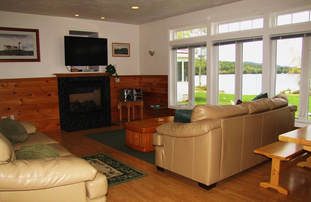 Modern Lakefront 4 Bdrm, 3 Bath, Home Close To Meredith Center, Beautiful Views