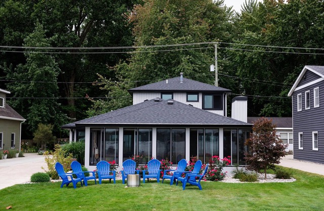 Modern Lakefront Gun Lake Cottage Near Bay Pointe Inn
