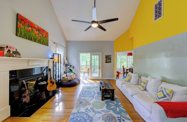 Modern lakefront home - free paddleboards, sauna