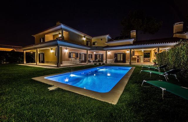 Modern, large and beautiful villa with pool/garden in Azeitão south of Lisbon.