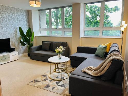 Modern Living Stevenage 2bed Apartment Town Centre up to 8 people Tesco at Doorstep