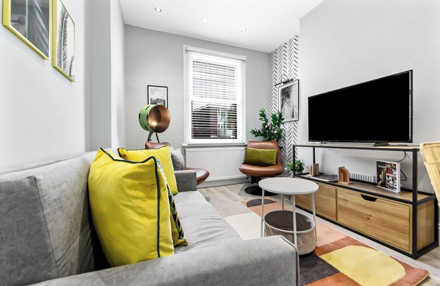 Modern London Apartment Close To Tube Station