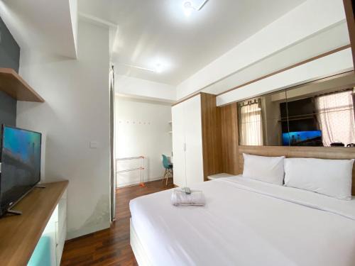 Modern Look and Warm Studio at Vasanta Innopark Apartment By Travelio