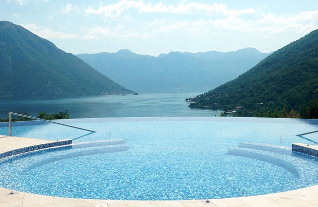 Modern Lux Lavender Bay Resort Apartment - with infinity pool, sauna, amenities