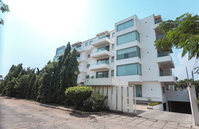 Modern Luxury Apartment in the heart of Accra - balcony, pool and gym access