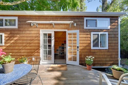 Modern Lynnwood Tiny House 16 Mi to Seattle!