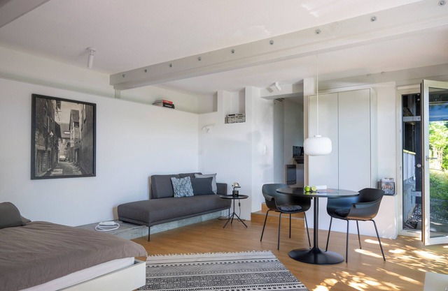 Modern Minimalistic Seeblick Design Studio mit Küche, Terrace und Parkplatz