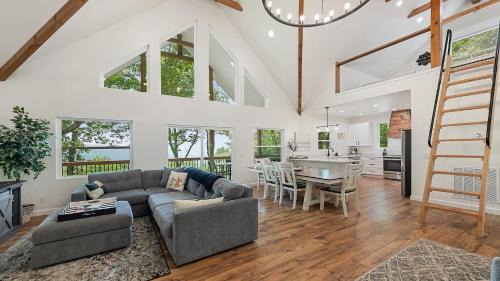 Modern Mountain House with Amazing Views and Hot Tub