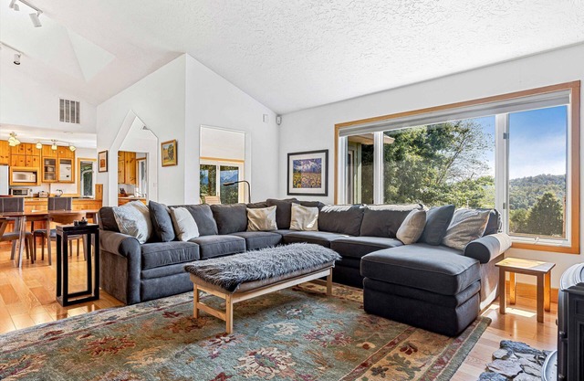 Modern Mountain Home 20 minutes from Asheville