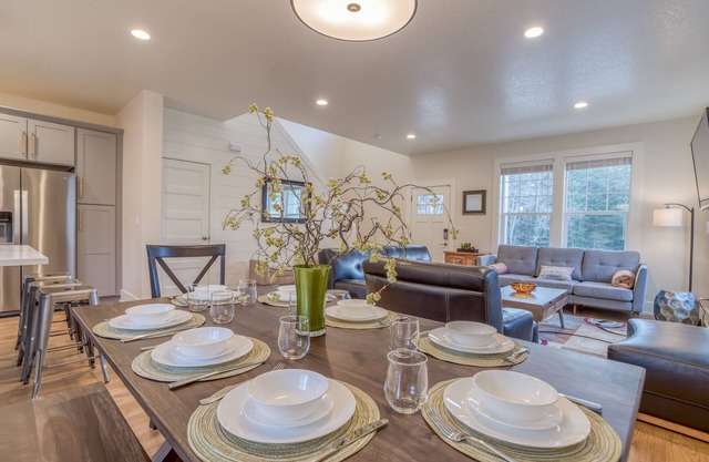 Modern Netarts NEW BUILD w/3 bedroom and Fully Fenced Yard