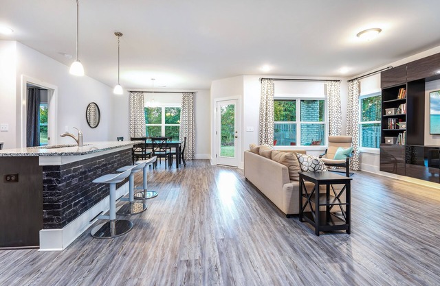 Modern new suburb home close to shopping, US Space Center, Research Park, & UAH.