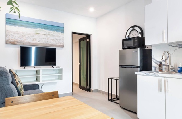 Modern Oasis 1BR w/Free Parking - Close to the Beach & Airport