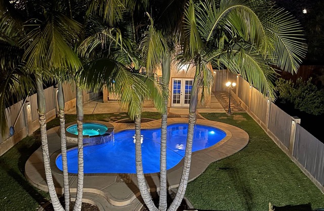 Modern Oasis - Pool, Spa, Great Location