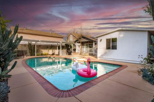 Modern Oasis with Pool & Jacuzzi near Universal Studios