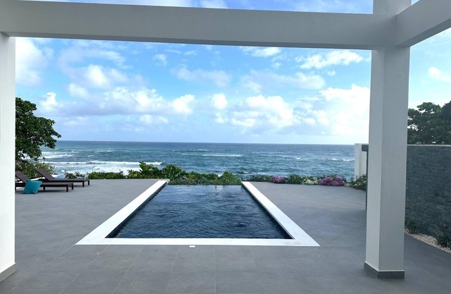 Modern Oceanfront 4-bedroom house with pool, WiFi, AC in lovely town of Cabrera