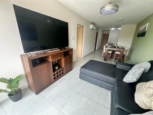 Modern Oceanfront Retreat 2BD 2BDR Wifi Pool